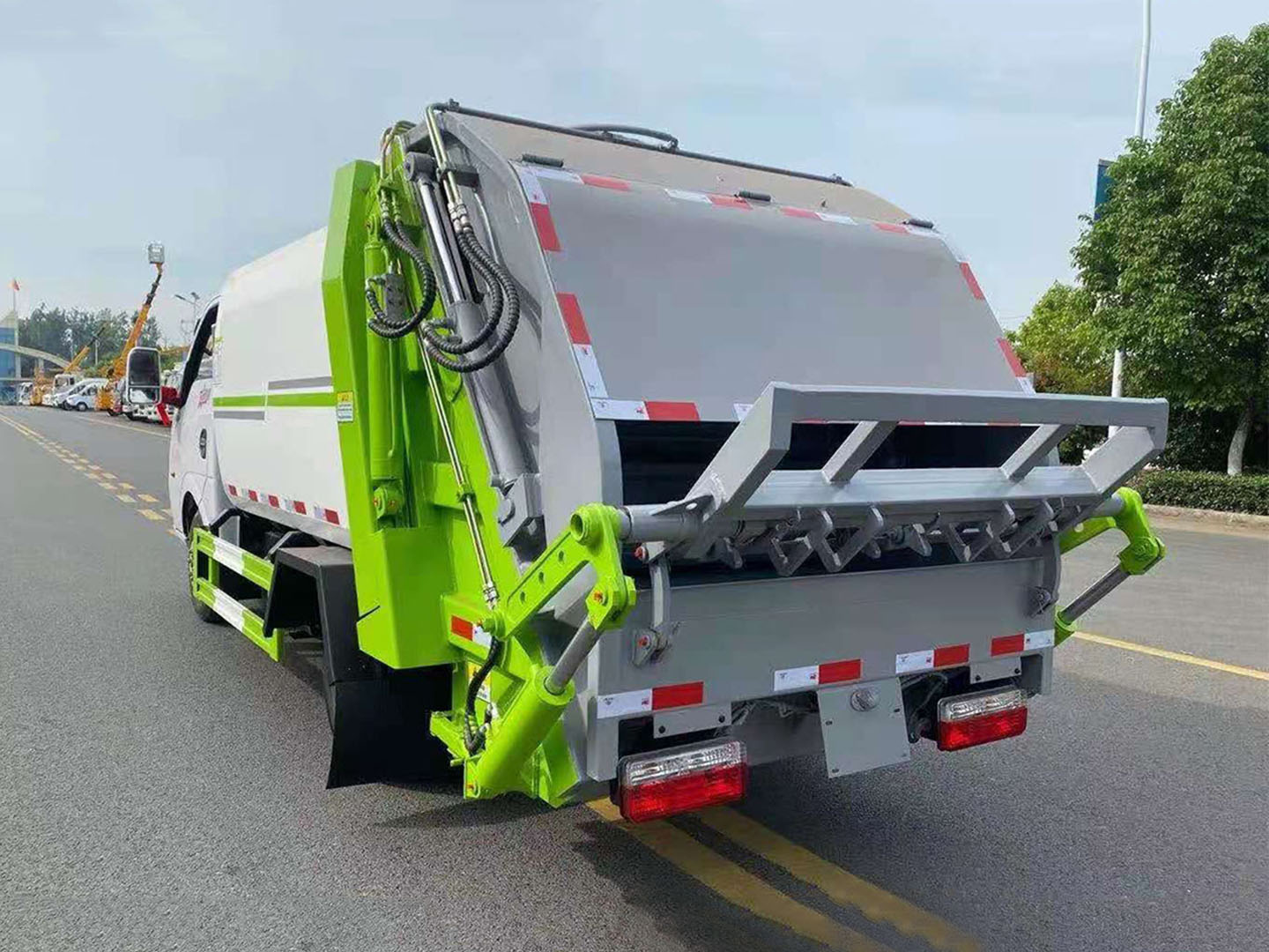 国六东风途逸压缩垃圾车