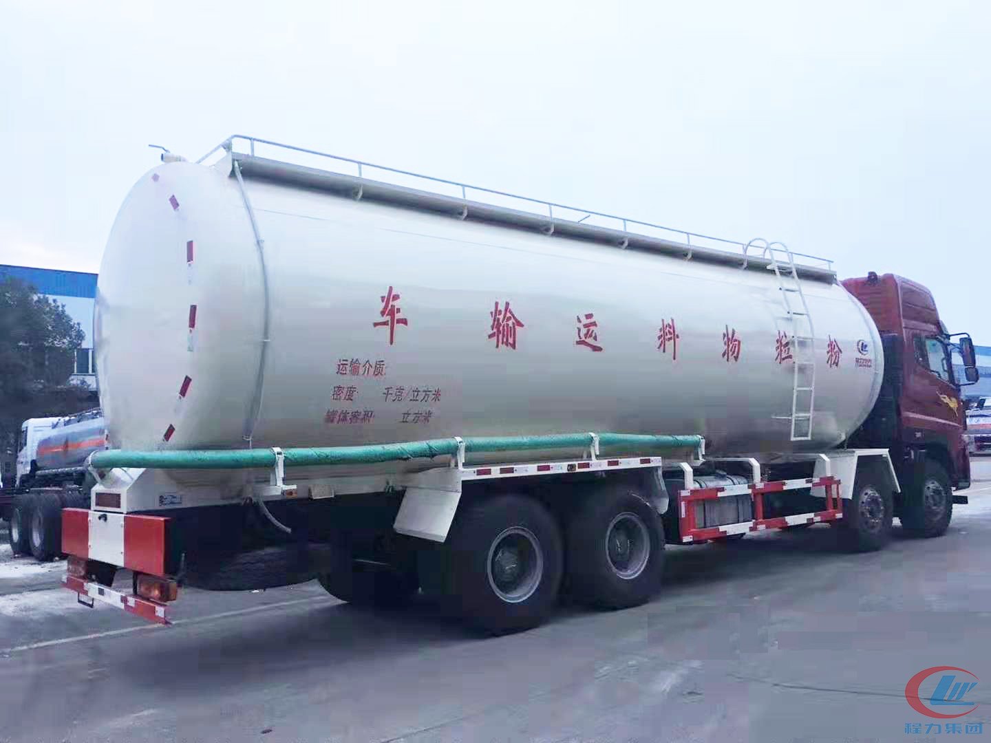 重汽斯太尔前四后八粉粒物料运输车