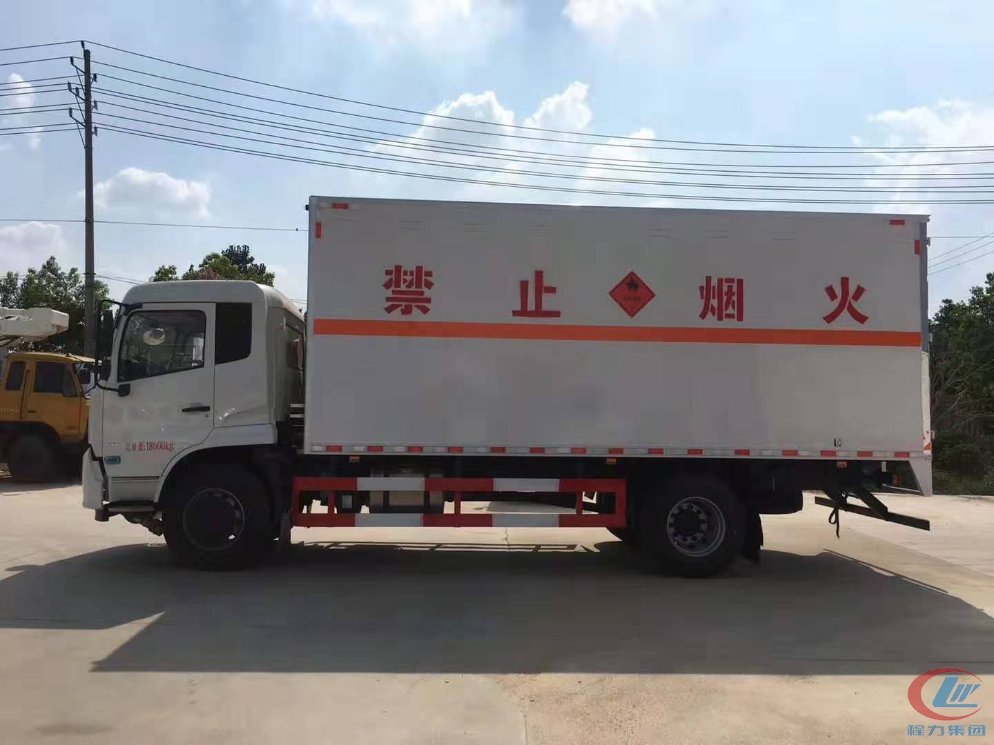 东风天锦易燃液体厢式危险品运输车